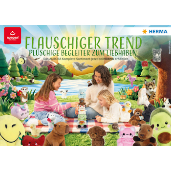 Flauschige Plüschtiere und Kinder, die mit ihnen spielen, umgeben von einer lebhaften, natürlichen Landschaft. Werbung für AURORA-Produkte.
