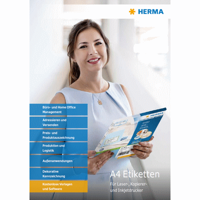 Frau, die den Blätterkatalog in der Hand hält.