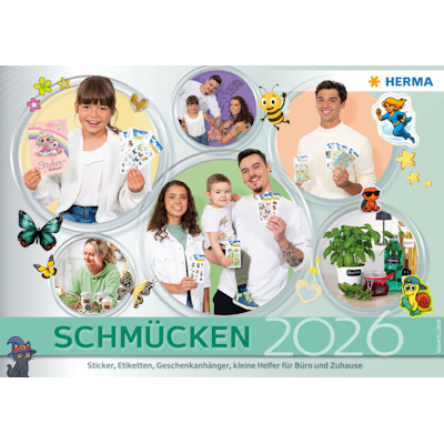 Katalogcover für 2026 mit verschiedenen Personen, die Aufkleber und Etiketten präsentieren, umgeben von lebhaften Illustrationen und Pflanzen.