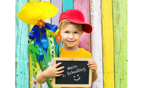 Kind mit einer Schultüte in der Hand" 

This phrase is already in German. If you're looking for a more descriptive or nuanced version, it could be: 

"Ein Kind, das eine Schultüte in der Hand hält." 

This maintains the original meaning while enhancing clarity.