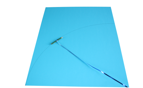 hellblaue Pappe für eine Zuckertüte