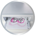 Ein Drucker gibt ein Blatt mit dem Wort 'Bug' in geschwungener Schrift und einem pinken Herzmotiv aus." 

(Note: The text is already in German and does not require translation. It is clear and fluent as it stands.)