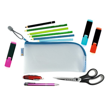 HERMA Universaltasche mit blauem Reißverschluss, gefüllt mit Buntstiften, Textmarkern, einer Schere und einem Kugelschreiber.