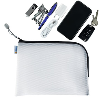 HERMA Universaltasche mit einem Smartphone, Schlüsseln, einem USB-Stick, einem Ladegerät, einem Stift und einem Kabel." 

(Note: The original text is already in German and does not require translation. It is clear and fluent as it stands.)