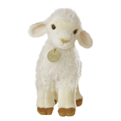 Plüschschaf mit weichem, weißem Fell und braunen Pfoten, das einen Anhänger um den Hals trägt.
