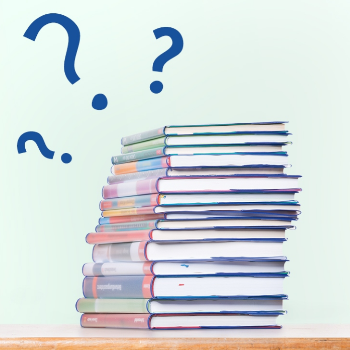 Bücherstapel auf dem Schreibtisch