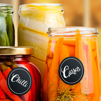 Runde Etiketten auf Einmachgläsern