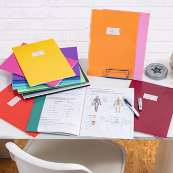 Schreibtisch mit Heften und HERMA Heftschonern" 

The text is already in German and does not require translation. It maintains its original tone, context, and meaning. If you need any modifications or adaptations, please let me know!