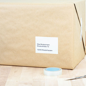 Beispielbild: Bedrucktes Adressetikett auf einem Paket