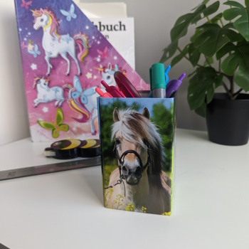 Anwendungsbild: Stifteköcher mit Pferdemotiv auf einem Kinderschreibtisch.