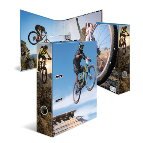 Ein Ordner mit Bildern von Mountainbikern, die über Felsen springen, und einem großen Fahrradreifen auf dem Cover.