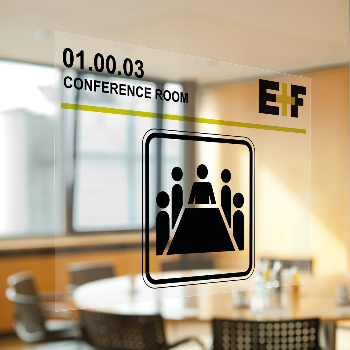 Durchsichtiges selbstklebendes Schild an der Tür des Konferenzraums