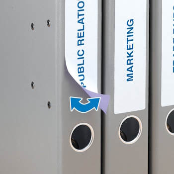 Drei graue Aktenordner, die mit Etiketten beschriftet sind.