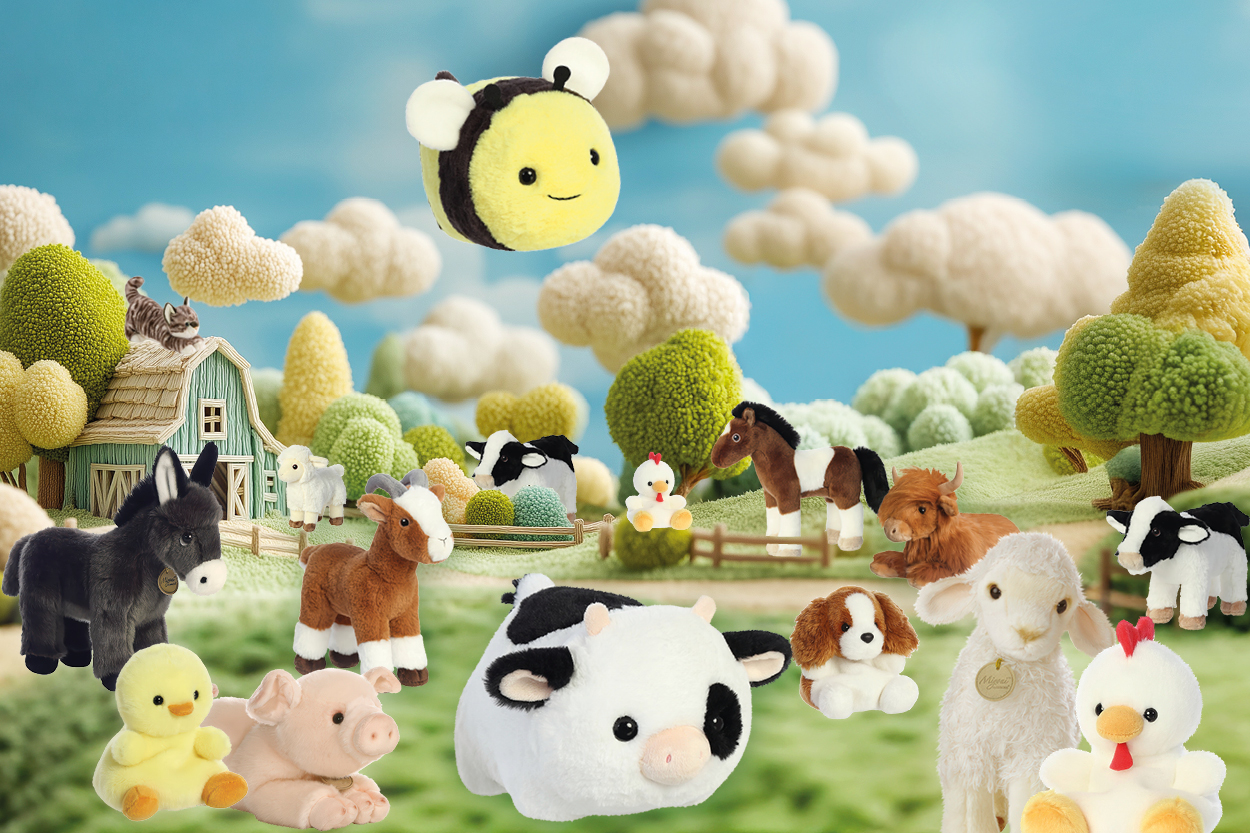 Plüschtiere verschiedener Tiere, darunter Kühe, Pferde, Enten und ein Bienenmotiv, in einer ländlichen Umgebung mit einem Bauernhof im Hintergrund." 

(Note: The text is already in German and does not require translation. It is clear and fluent as it stands.)