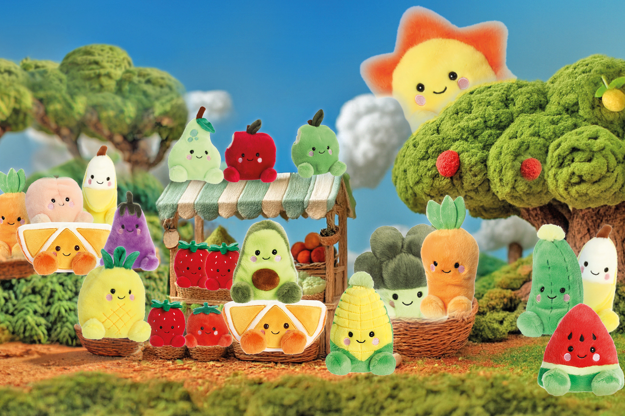 Bunte, plüschige Obst- und Gemüsefiguren stehen an einem Verkaufsstand in einer lebhaften, grünen Landschaft, während im Hintergrund eine lächelnde Sonne strahlt.