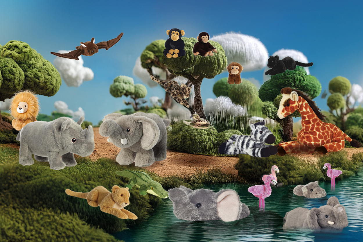 Plüschtiere verschiedener Tiere, darunter Elefanten, Löwen, Giraffen und Affen, eingebettet in eine grüne Landschaft mit Wasser.