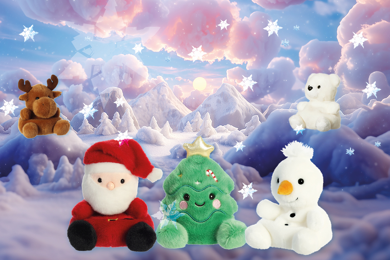 Plüschfiguren von einem Weihnachtsmann, einem Weihnachtsbaum, einem Schneemann, einem Rentier und einem Bären in einer winterlichen Landschaft.