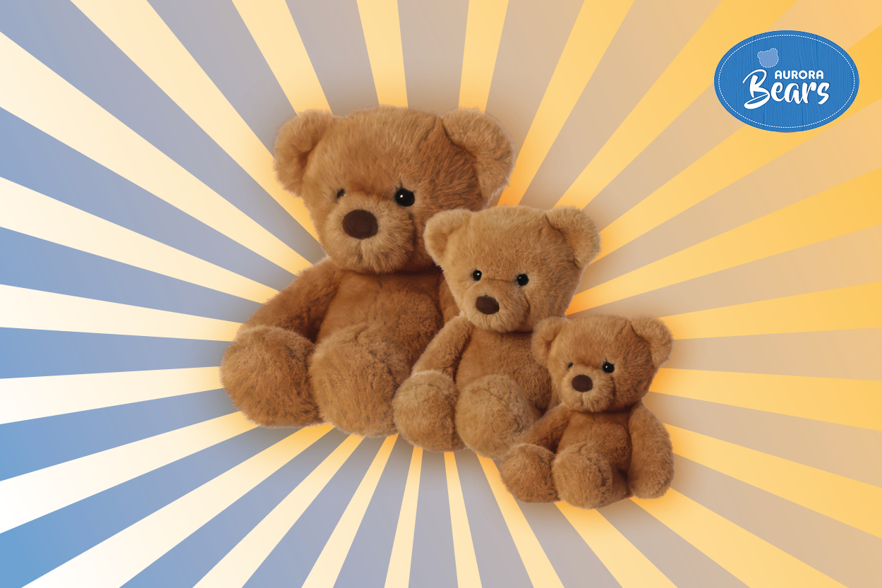 Drei Plüschbären in unterschiedlichen Größen, sitzend vor einem leuchtenden Hintergrund in Blau- und Gelbtönen.