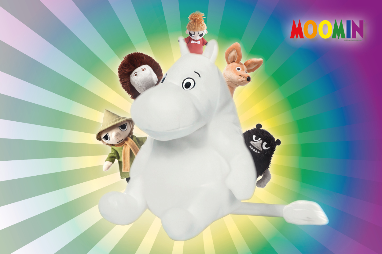 Mumin-Figur umgeben von mehreren anderen Charakteren aus der Mumin-Welt, vor einem bunten, leuchtenden Hintergrund.