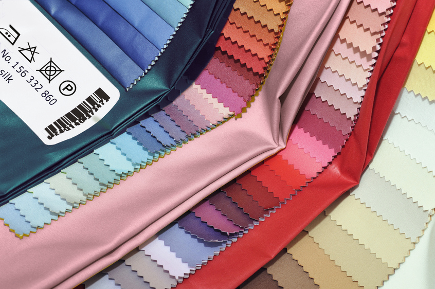 Anbringung der Textiletiketten auf Stoffmustern