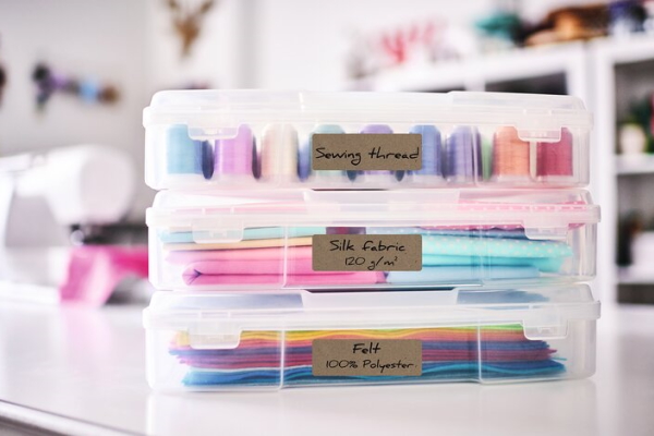 Aufbewahrungsboxen mit handschriftlich gestalteten Silphie-Etiketten beschriftet.