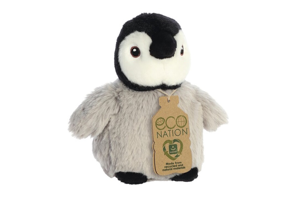 Plüsch-Pinguin mit einem braunen Etikett, auf dem 'ECO NATION' steht. Hergestellt aus nachhaltigen Materialien.