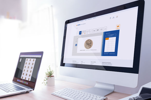 Bildschirm mit Software zur Etikettengestaltung auf dem Schreibtisch