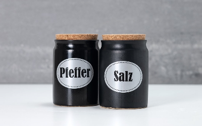 Gewürzdosen mit Silberetikett beschriftet