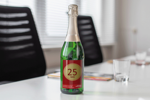 Sektflasche mit gestaltetem Etikett