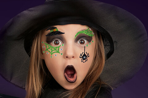 Mädchen, das mit Face Art Stickern als Hexe verkleidet ist."
(Note: The original text is already in German and does not require any changes for tone, context, or meaning.)