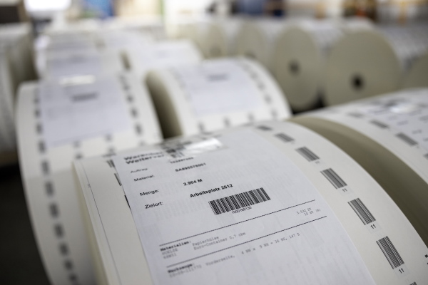 Etikettenrollen" 

(Note: The term "Etikettenrollen" is already in German and does not require translation. It refers to rolls of labels, commonly used in various contexts such as shipping, retail, or organization. If you need a different context or explanation, please provide more details.)