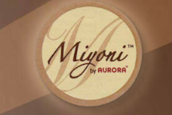 Miyoni-Logo von AURORA, auf einem runden, beigen Hintergrund mit geschwungener Schriftart.