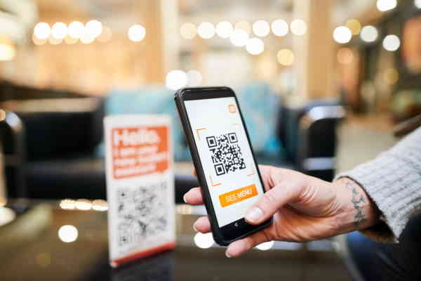 QR-Code im Restaurant scannen" 

This phrase is already in German and does not require translation. It means "Scan the QR code in the restaurant." If you need any adjustments or a different context, please let me know!