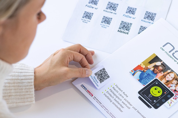 Anbringung von QR-Code-Etiketten auf der Informationsbroschüre