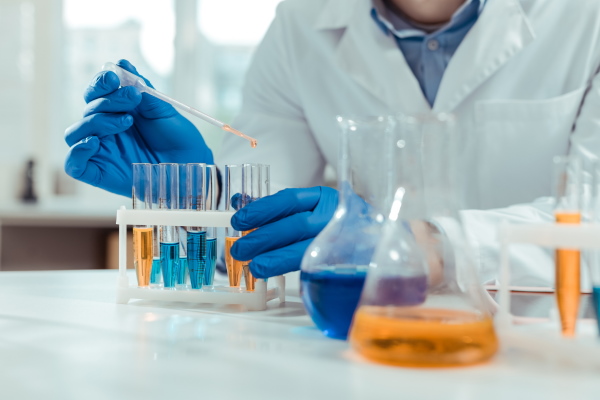 The text "Reagenzgläser" is already in German and translates to "test tubes" in English. If you need a different context or additional information about the term, please let me know!
