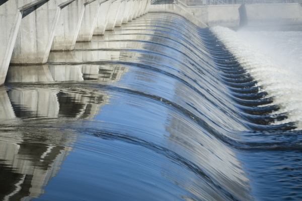 Wasserkraftwerk" bleibt im Deutschen unverändert, da es sich um einen spezifischen Begriff handelt, der ein Wasserkraftwerk beschreibt. Der Begriff ist klar und verständlich, sodass keine Anpassung erforderlich ist.