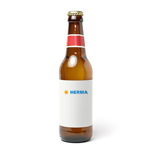 Braune Glasflasche mit einem weißen Etikett und dem Wort "HERMA" in blauer Schrift. Der Flaschenverschluss ist goldfarben.