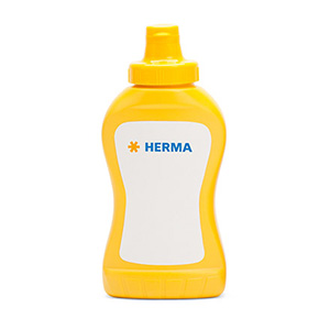 Gelbe Senfflasche mit einem weißen Etikett, auf dem das Wort "HERMA" in blauer Schrift steht.
