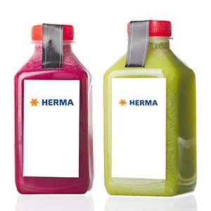 Zwei Flaschen mit Säften, eine rot und eine grün, beide mit einem weißen Etikett und dem Aufdruck "HERMA".