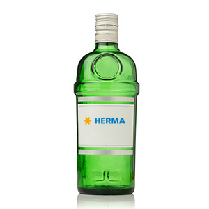 Grüne Glasflasche mit einem weißen Etikett, auf dem "HERMA" in blauer Schrift steht.