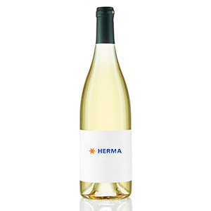 Weißweinflasche mit einem schlichten Etikett, das den Namen "HERMA" in blauer Schrift zeigt.