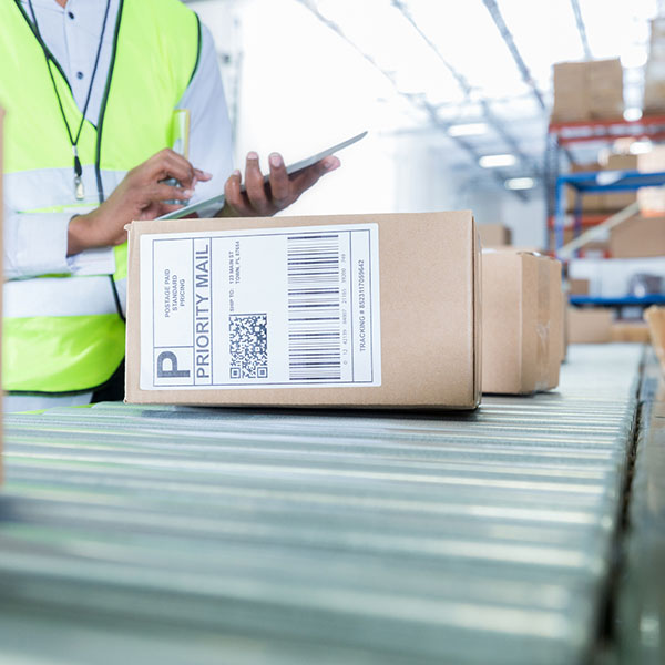 Paketkennzeichnung in der Logistikindustrie als Anwendungsbeispiel für HERMA Etikettendruckspender