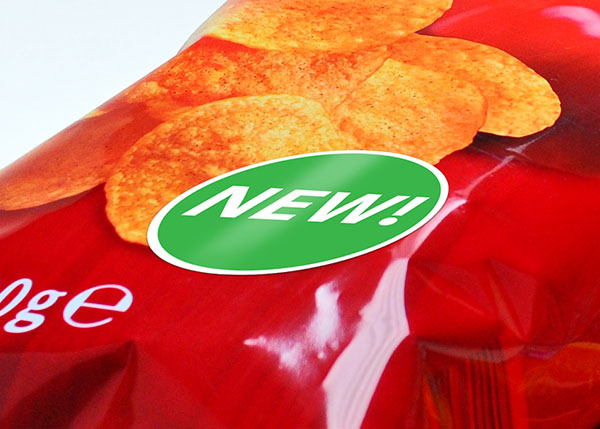 Neue Chipsverpackung mit knusprigen Chips und einem grünen "NEU!"-Aufkleber.