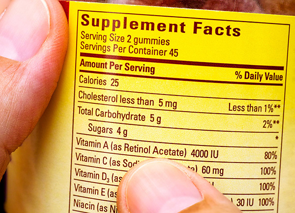 Nährwertangaben auf einer Verpackung von Nahrungsergänzungsmitteln, einschließlich Kalorien, Cholesterin, Kohlenhydraten und Vitaminen.