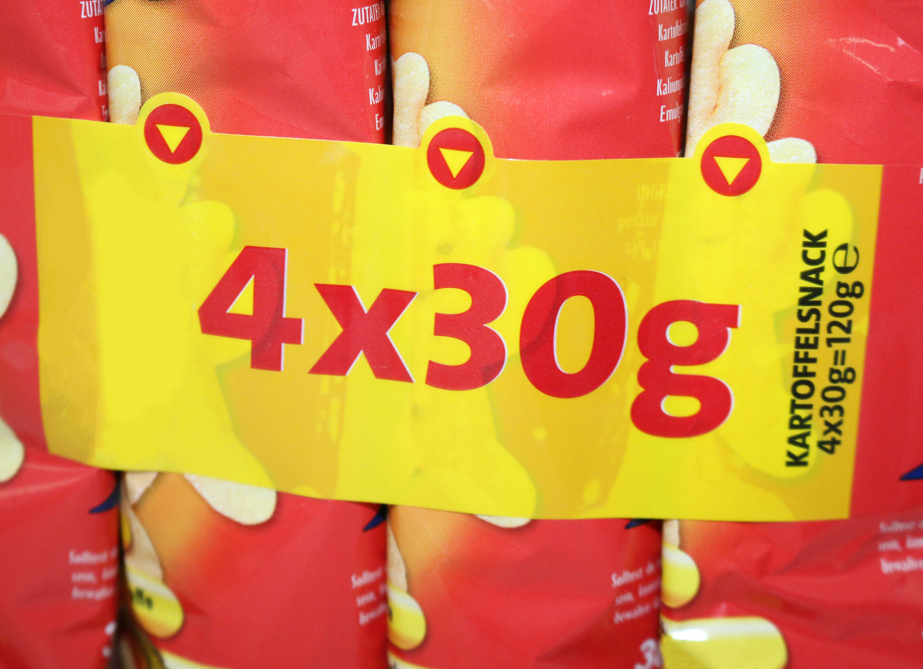 4x30g Kartoffelsnack, insgesamt 120g. Preisangabe und Produktinformation auf gelbem Etikett.
