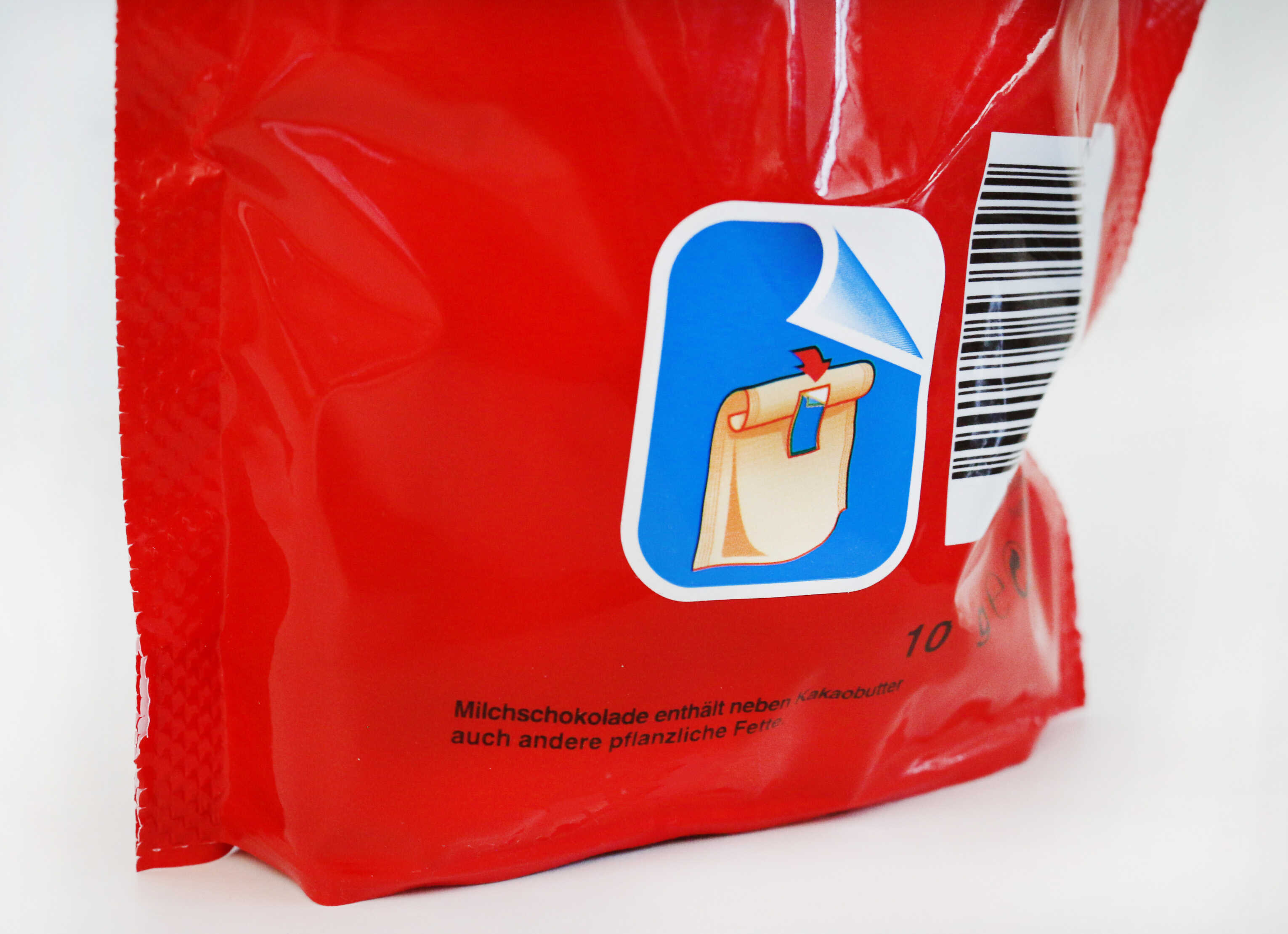 Verpackung einer Schokoladenmarke mit einem blauen Symbol, das eine geöffnete Tüte darstellt, und einem Barcode auf der Seite.