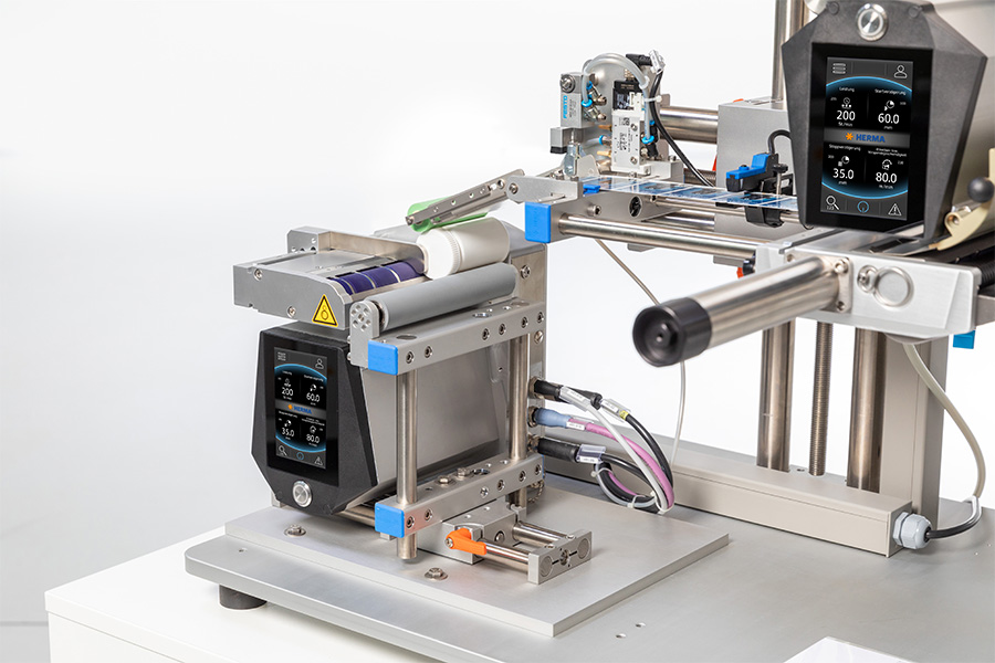 Ein modernes Drucksystem mit einem Bedienfeld, einer Druckeinheit und verschiedenen mechanischen Komponenten zur Etikettierung oder Kennzeichnung.