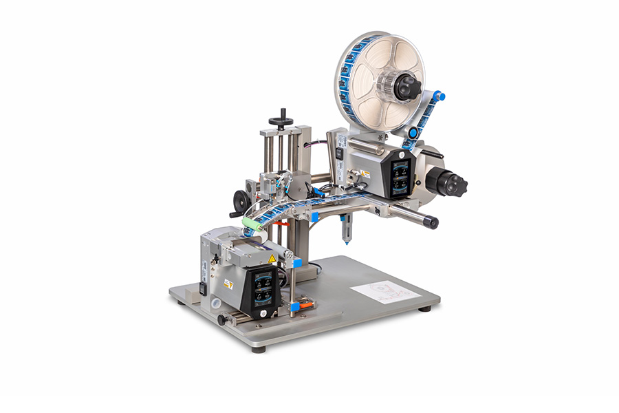 Eine Etikettiermaschine mit einem Rollenmechanismus, mehreren Steuerungen und einer stabilen Basis für präzises Etikettieren von Produkten.