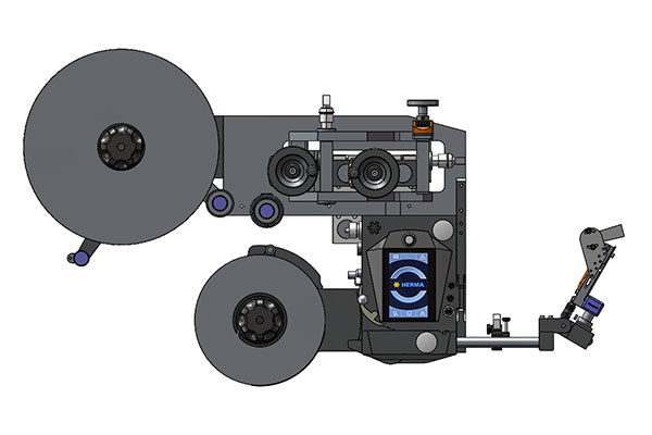 Technische Zeichnung einer Etikettiermaschine mit zwei großen Rollen, Fördermechanismus und Steuerungselementen.
