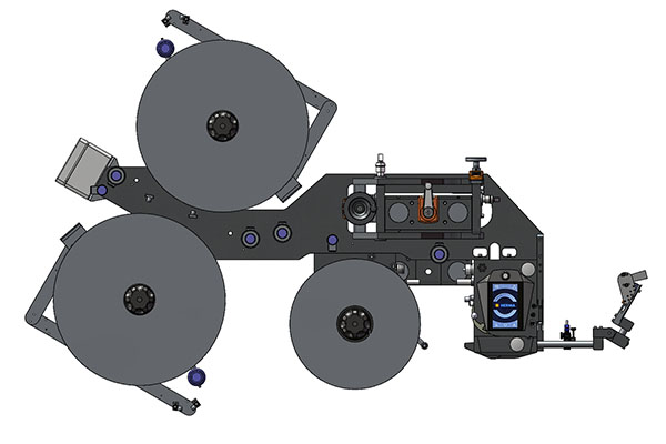 Technische Zeichnung einer Maschine mit drei großen Walzen, einem Steuermechanismus und verschiedenen mechanischen Komponenten.